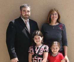 Rabbi+Avi+Greene+and+his+family.