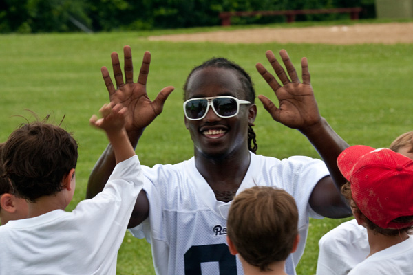 St.+Louis+Rams+wide+receiver+Mardy+Gilyard+gives+Jewish+Community+Center+day+campers+high+fives.+