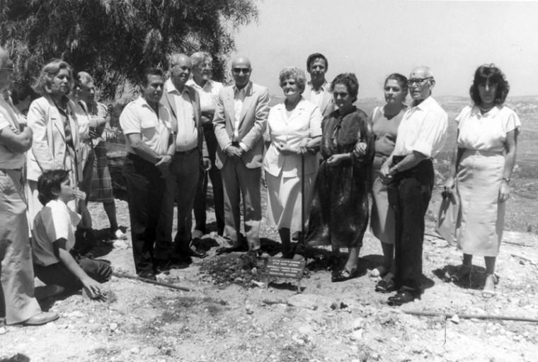 Zejneba+Hardaga%2C+in+black%2C+at+a+Yad+Vashem+tree-planting+ceremony+in+honor+of+her+family%2C+1985.+%28Courtesy+of+the+Yad+Vashem+Holocaust+Memorial%29