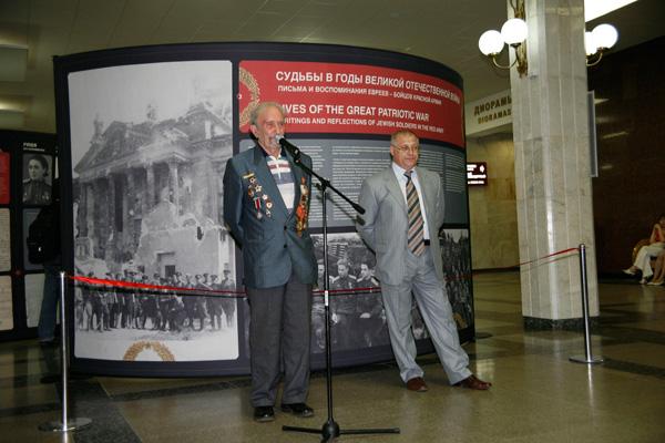 A Jewish Red Army veteran speaks at the “Writings and
Reflections of Jewish Soldiers in the Red Army” exhibit in Moscow.
