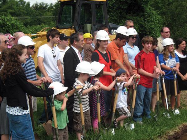Younger+members+of+Nusach+Hari++Bnai+Zion+don+hard+hats+for+the+ceremonial+groundbreaking+for+the+congregations+new+shul%2C+which+will+be+built+on+Price+Road+near+Old+Bonhomme.+