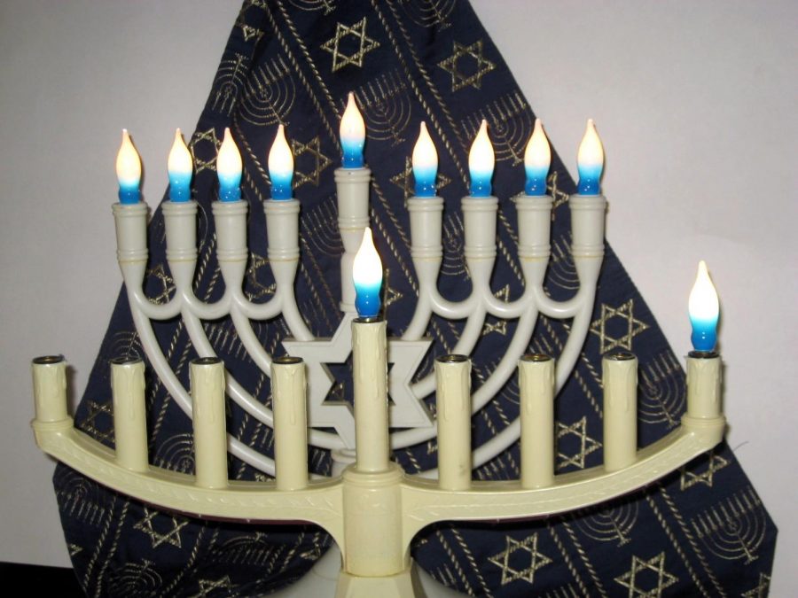 How+many+lights+on+the+first+night+of+Chanukah%2C+one+or+eight%3F+Difficult+economic+times+bring+new+light+to+an+old+debate.+