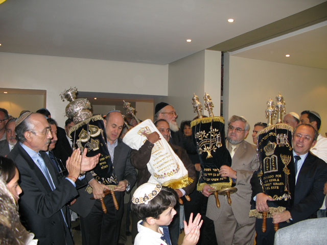 Venezuelan+Jews+celebrate+the+opening+of+a+new+synagogue+in+Caracas%2C+December+2010.+Photo%3A+Jasmina+Kelemen