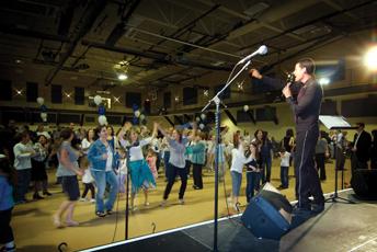 At last year’s Yom Ha’atzmaut (Israel Independence Day)  at the Jewish Community Center, singer Tal Sondak performs. This year, the JCC welcomes musician Pini Cohen and his band to the community celebration, set for Monday, May 9.  
File photo: Kristi Foster