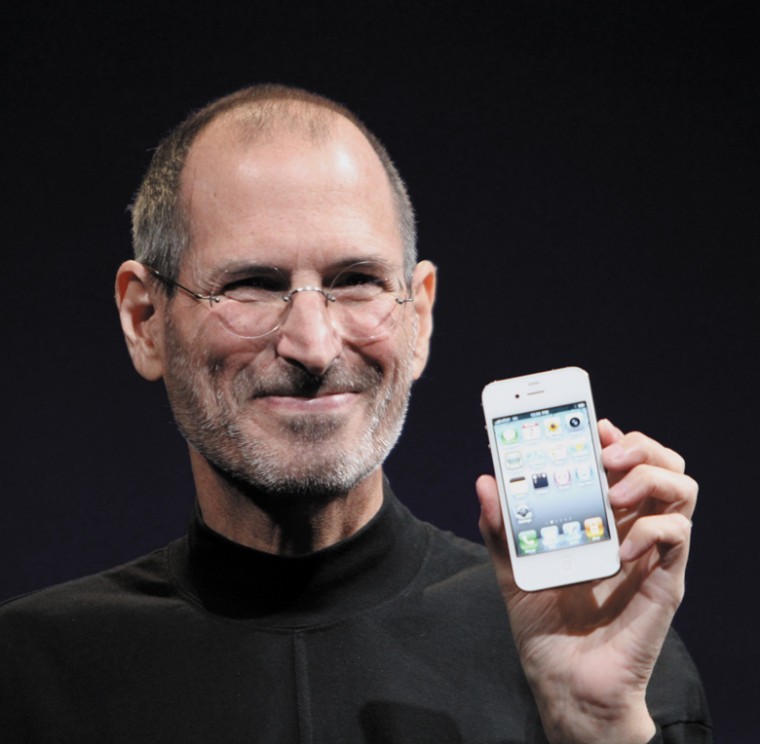 Steve+Jobs+shows+off+the+white+iPhone+4+at+the+2010+Worldwide%0ADevelopers+Conference.+Photo%3A+Matt+Yohe+via+CC%0A