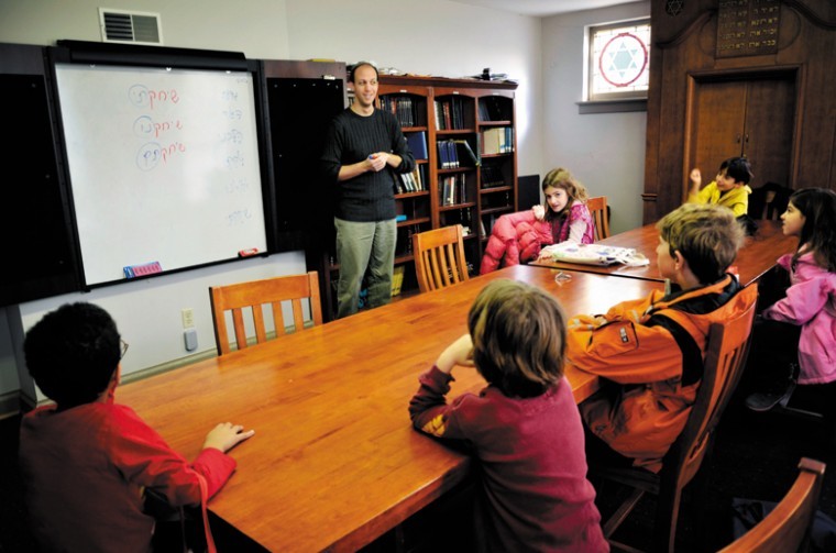 Torah MiTzion's Assi Gastfraind teaches elementary school-age
children during Bais Abraham's Shelanu Hebrew immersion Sunday
school. The children are, from left, Zeev Burton, Amit Kadan, Leor
Michelson, Noa Vilnai, Yoav Sened and Bar Danielli. Photo: Yana
Hotter
