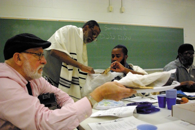 Rabbi+James+Stone+Goodman+leads+a+seder+at+the+Southeast+Correctional+Center+in+Charleston%2C+Mo.%2C+about+145+miles+southeast+of+St.+Louis.%0A