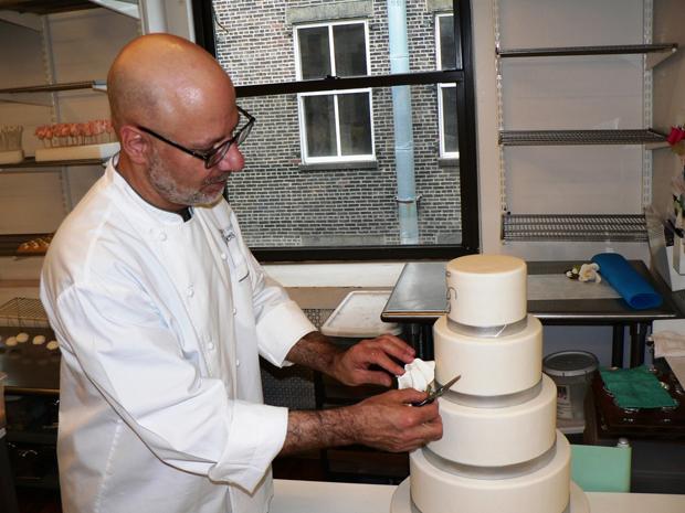 Ron Ben-Israel decorating a wedding cake at his New York studio.
