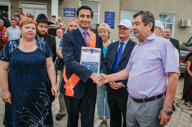 Matthew Bronfman, center, is made an honorary citizen by the mayor of Otaci, the town in Moldova where his great grandfather Samuel Bronfman was born.
