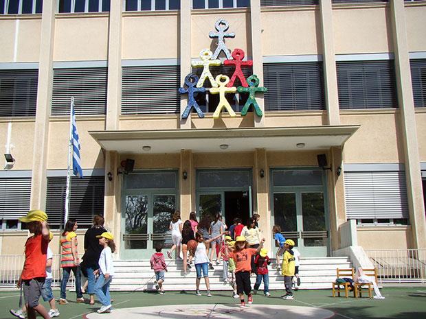 Kindergarten+students+in+yellow+caps+run+out+into+the+school+yard+torehearse+for+their+end+of+year+concert+at+the+Athens+Jewish+CommunitySchool.%0A
