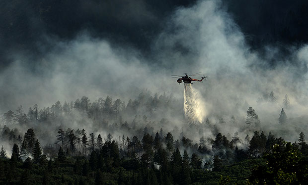 A+helicopter+dropping+water+on+the+U.S.+Air+Force+Academy+as+firefighters+battle+the+blaze+in+Colorado+Springs%2C+June+27%2C+2012.%0A