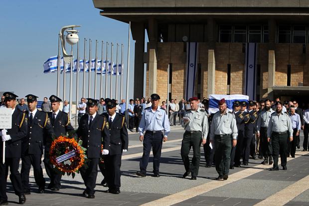 Guards carrying the coffin carrying of former Israeli Prime Minister Yitzhak Shamir from the Knesset on the way to his funeral at Mount Herzl, Israels national cemetery, July 2, 2012.
