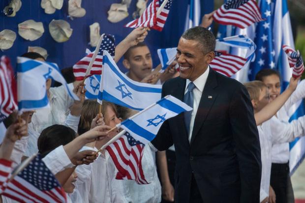 President+Obama+greeted+by+children+waving+Israeli+and+American+flags+at+a+welcoming+ceremony+at+Shimon+Peres+residence+in+Jerusalem%2C+March+20%2C+2013.+%28Uri+Lenz%2FFLASH90%2FJTA%29%0A