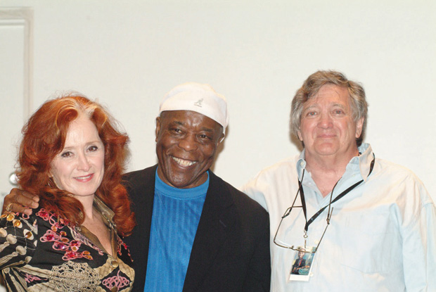 Dick Waterman (right) with blues musicians Bonnie Raitt and Buddy Guy.
