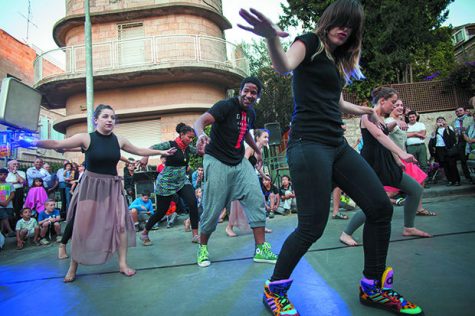 “Israelis have no problem just starting to dance, or to party,” says Marvin Casey (center) who organizes flash mobs in Israel. Casey is a native St. Louisan who made aliyah in 2007. Photo: Emil Salman/Haaretz
