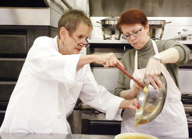 Temple Israel members Pamela Dern (left) and Nancy Solomon prepare pumpkin pies for baking. 