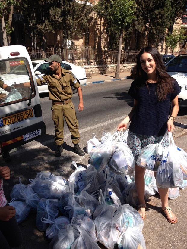 Loni Schuman volunteers in Israel