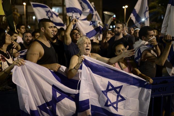 Right-wing+Israelis+demonstrating+at+Rabin+Square+in+Tel+Aviv+in+support+of+Israel%E2%80%99s+military+offensive+in+the+Gaza+Strip%2C+while+left-wing+Israelis+rally+nearby%2C+July+26%2C+2014.+%28Tomer+Neuberg%2FFlash+90%29