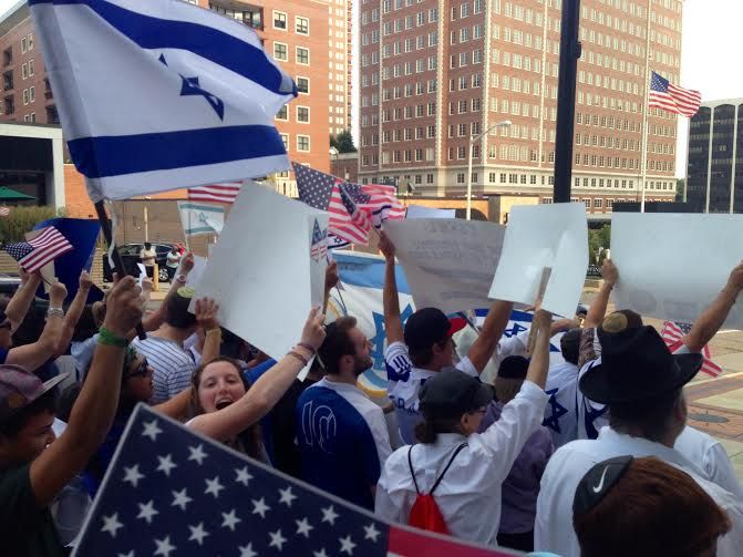 Waving+their+flags+and+holding+their+signs%2C+teens+at+the+St.+Louis+Stands+with+Israel+Rally+demonstrate+their+support.