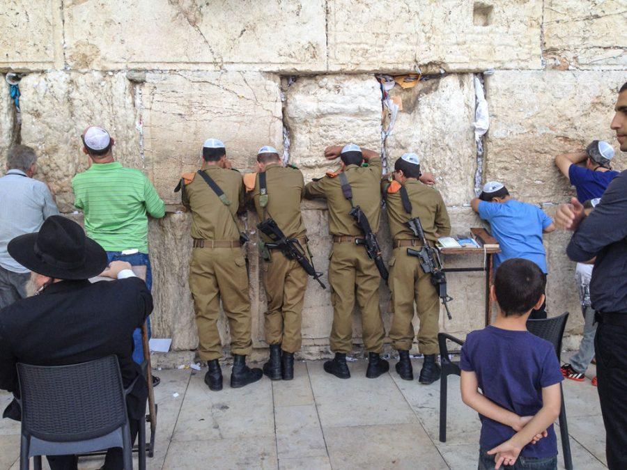 Four+Israeli+soldiers+pray+at+the+Western+Wall.%C2%A0+All+photos%3A+Jim+Winnerman%C2%A0