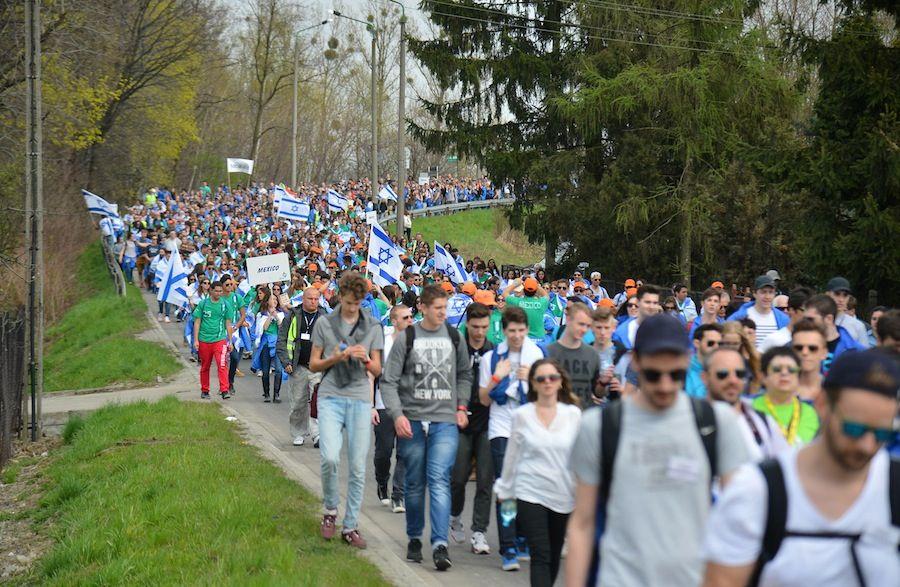 Participants+in+the+March+of+the+Living+walking+from+Auschwitz+to+Birkenau%2C+April+16%2C+2015.+%28Yossi+Zeliger%2FMarch+of+the+Living%29