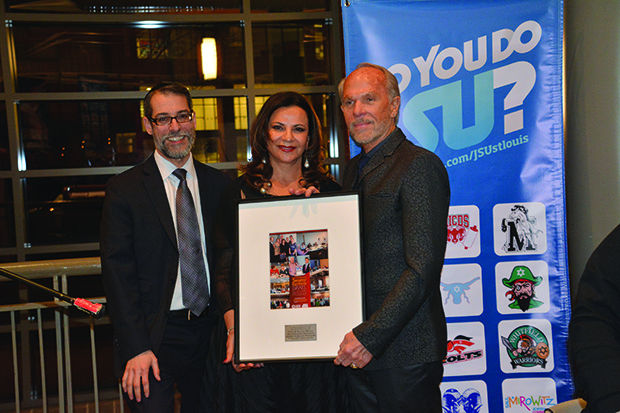 Rabbi Mike Rovinsky (left) presents a gift to Galia and Milton Movitz establishing the Galia and Milton Movitz Senator John Danforth Israel Scholars Program.