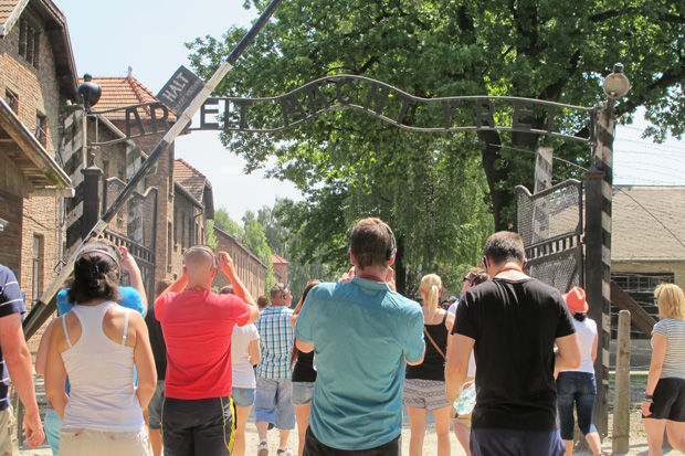 Tourists+at+Auschwitz+photographing+the+Arbeit+Macht+Frei+gate%2C+July+2015.%C2%A0%28Ruth+Ellen+Gruber%29