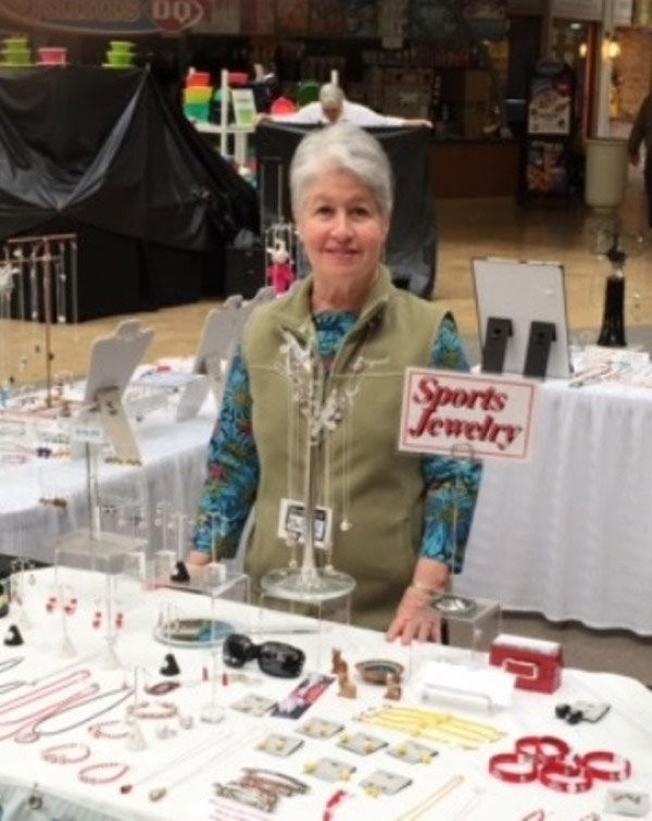 At+a+local+craft+fair%2C+Roz+Schwartz+displays+her+custom+beaded+jewelry.+Her+work+ranges+from+name+badge+lanyards+to+Judaica+to+wedding+jewelry.