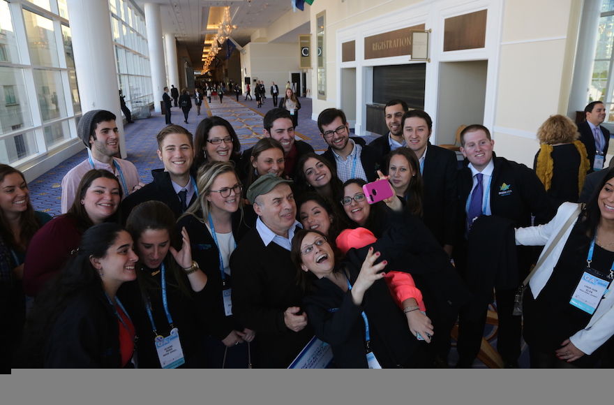Attendees+of+the+2014+Jewish+Federations+of+North+America+General+Assembly+taking+a+selfie+with+Jewish+Agency+Chairman+Natan+Sharansky.+%28The+Jewish+Agency+for+Israel+Flickr%29