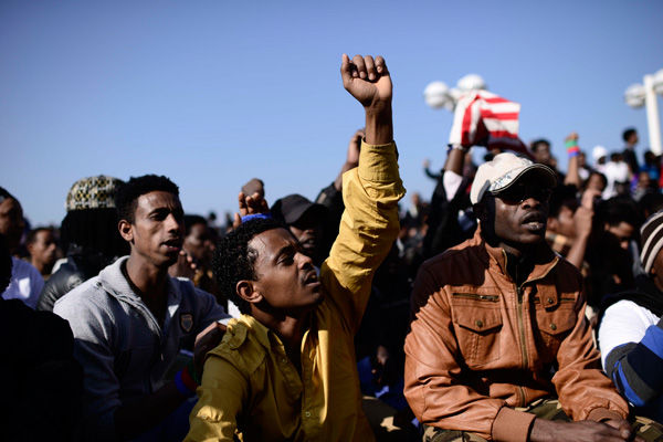 Migrants+from+Eritrea+and+Sudan+protesting+Israel%E2%80%99s+refusal+to+grant+them+refugee+status+outside+the+U.S.+Embassy+in+Tel+Aviv+in+January%2C+2014.%C2%A0Photo%3A+Tomer+Neuberg%2FFlash90