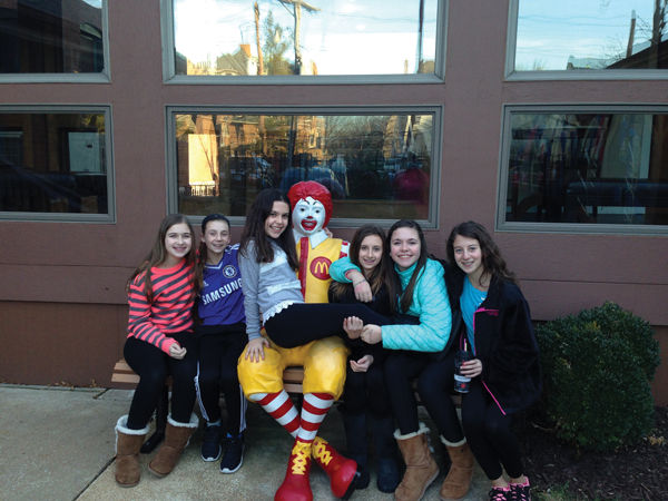 Mia+Hollander+%28third+from+left%29+enlisted+friends+and+family+to+take+part+in+her+mitzvah+project%2C+which+benefited+the+Ronald+McDonald+House.%C2%A0