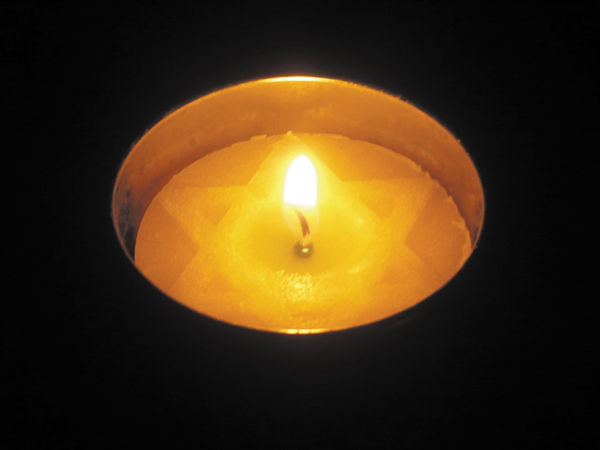 A yahrzeit candle, which Jews light during the mourning period after a loved one’s death. Photo: Wikimedia Commons