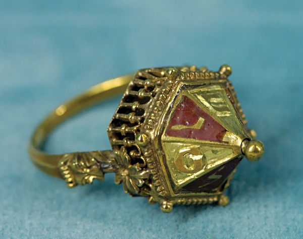 A+Jewish+wedding+ring+that+dates+to+the+early+14th+century%2C+found+in+Alsace%2C+France%2C+in+1863.+%28Wikimedia+Commons%29