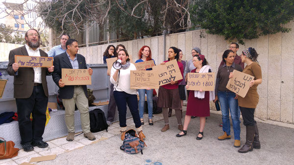 Activists+protesting+for+mikvah+reform+in+Jerusalem%2C+March+13.+Photo%3A+Michal+Smith+Hazan