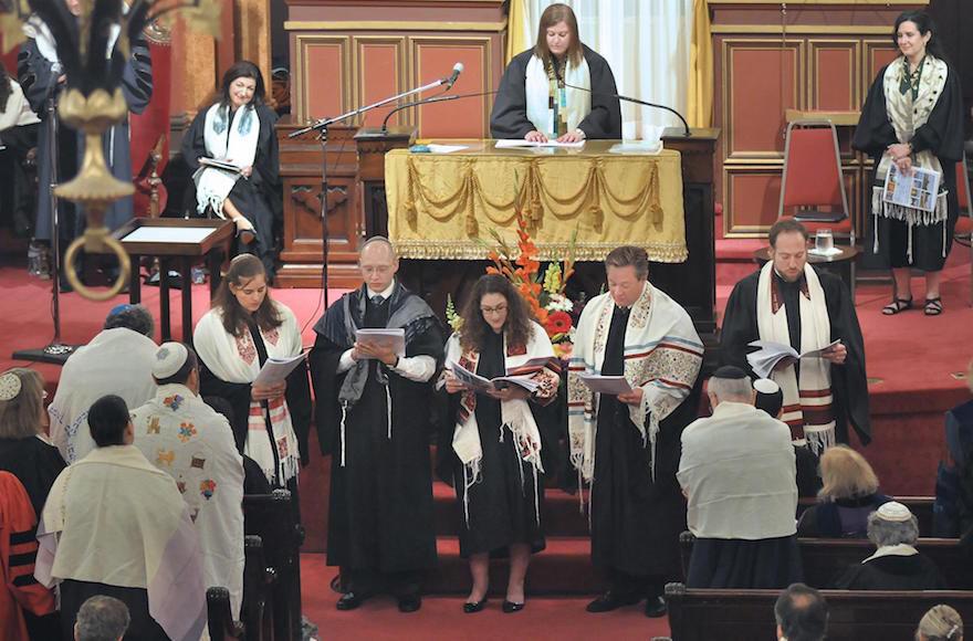 Members of the 2016 rabbinical class of the Hebrew Union College-Jewish Institute of Religion reading their class prayer at an ordination ceremony at the Plum Street Temple in Cincinnati, Ohio, May 21, 2016. (HUC-JIR via Facebook)