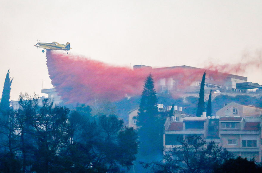 An+Israeli+firefighting+airplane+trying+to+extinguish+a+blaze+raging+in+Haifa%2C+Nov.+24%2C+2016.+%28Meir+Vaknin%2FFlash90%29
