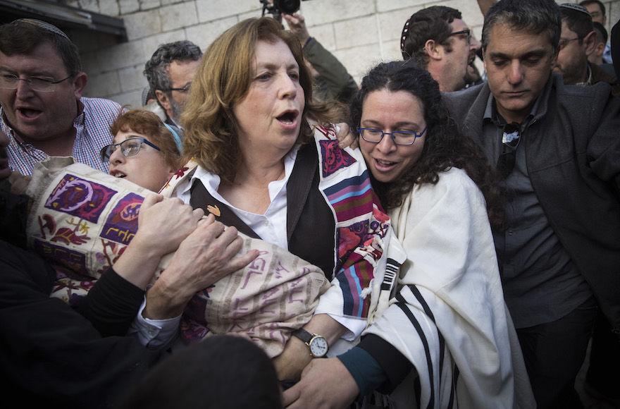 Women can read Torah at Western Wall, Supreme Court rules