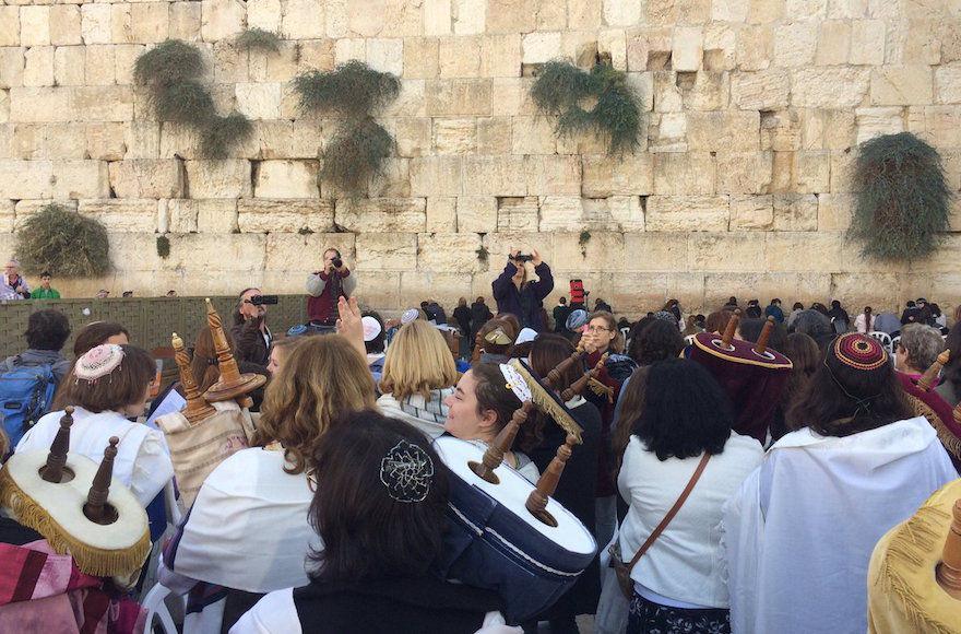 Women+of+the+Wall+members+bringing+Torahs+to+the+Western+Wall%2C+Nov.+2%2C+2016.+%28Screenshot+from+Twitter%29