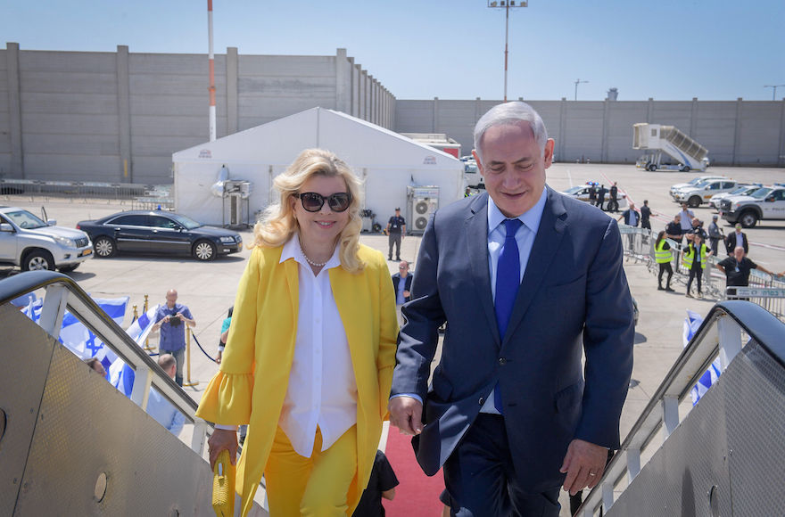 Israeli+Prime+Minister+Benjamin+Netanyahu+and+wife+Sara+on+their+way+to+Greece+for+a+two-day+state+official+visit%2C+June+14%2C+2017.+%28Amos+Ben+Gershom%2FIsraeli+Government+Press+Office%2FFlash90%29