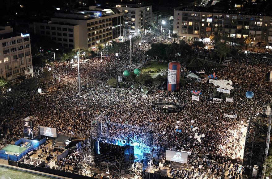Some 100,000 attend a rally marking the 20th anniversary of the assassination of Israeli Prime Minister Yitzhak Rabin in the same Tel Aviv square in which he was killed during a 1995 peace rally. (Flash90/Tomer Neuberg)