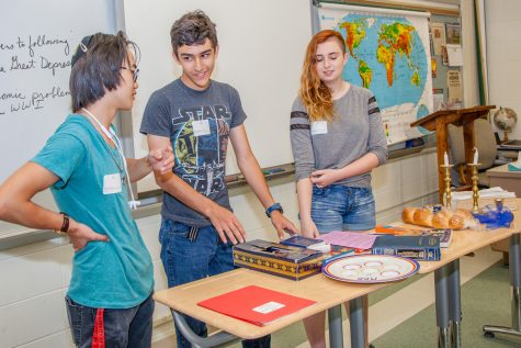 As part of the JCRC’s Student to Student program, Jewish teens visit local classrooms to help non-Jewish students understand Judaism and Jewish traditions. Photo: Kristi Foster