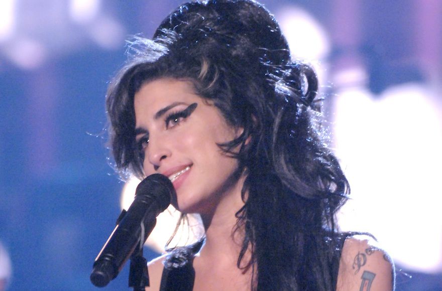 Amy+Winehouse+performs+%E2%80%9CRehab%E2%80%9D+during+2007+MTV+Movie+Awards+%E2%80%93+Show+at+Gibson+Amphitheater+in+Los+Angeles%2C+California%2C+United+States.+%28Photo+by+Jeff+Kravitz%2FFilmMagic%29
