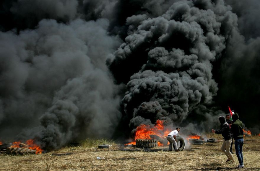 Palestinian+protesters+burn+tires+in+the+southern+Gaza+Strip+on+the+border+with+Israel+on+April+6%2C+2018.+%28Abed+Rahim+Khatib%2F+Flash90%29