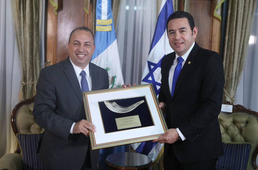Guatemalan President Jimmy Morales, right, receiving an award from B’nai B’rith. (B’nai B’rith)