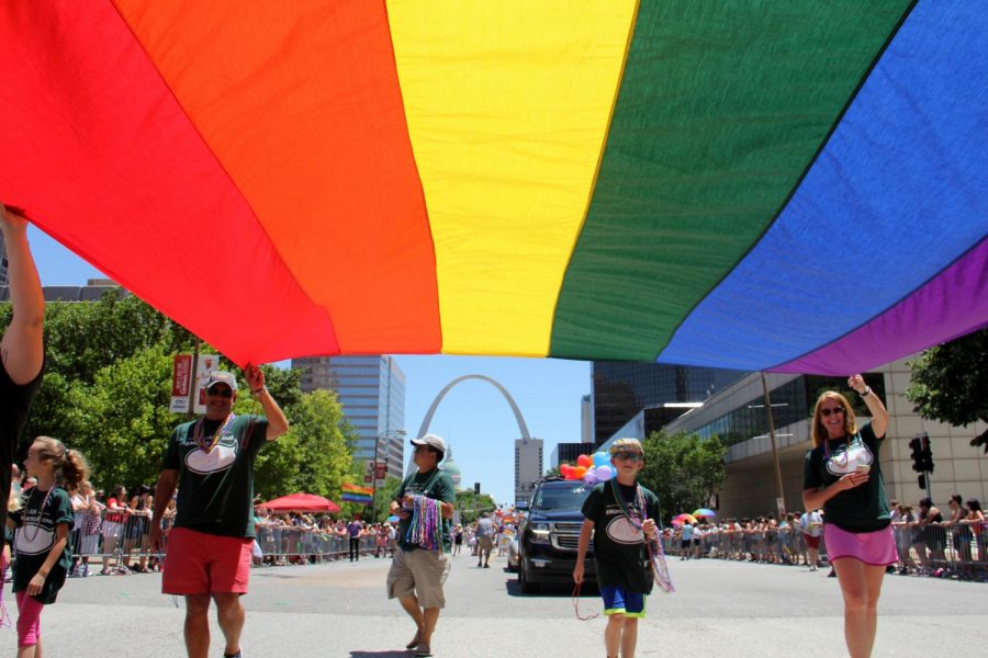 Jewish+organizations+and+congregations+took+part+in+the+St.+Louis+PrideFest+parade+on+Sunday+in+downtown+St.+Louis.+Volunteers+also+manned+a+St.+Louis+Jewish+Communities+booth+during+PrideFest%2C+the+annual+event+celebrating+the+city%E2%80%99s+LGBT+community.+Photos+by+Philip+Deitch