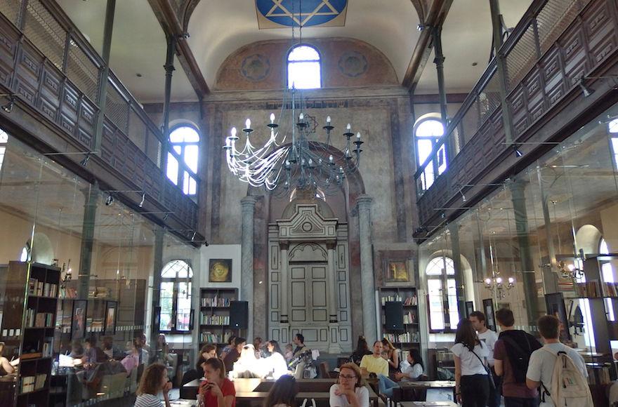 Patrons at the Synagoga Cafe in Trnava, Slovakia, Sept. 13, 2017. (Wikimedia Commons)