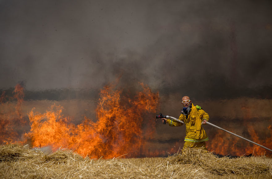 Israeli+firefighters+extinguish+a+fire+in+a+wheat+field+caused+from+kites+flown+by+Palestinian+protesters%2C+near+the+border+with+the+Gaza+Strip%2C+May+30%2C+2018.+Photo+by+Yonatan+Sindel%2FFlash90