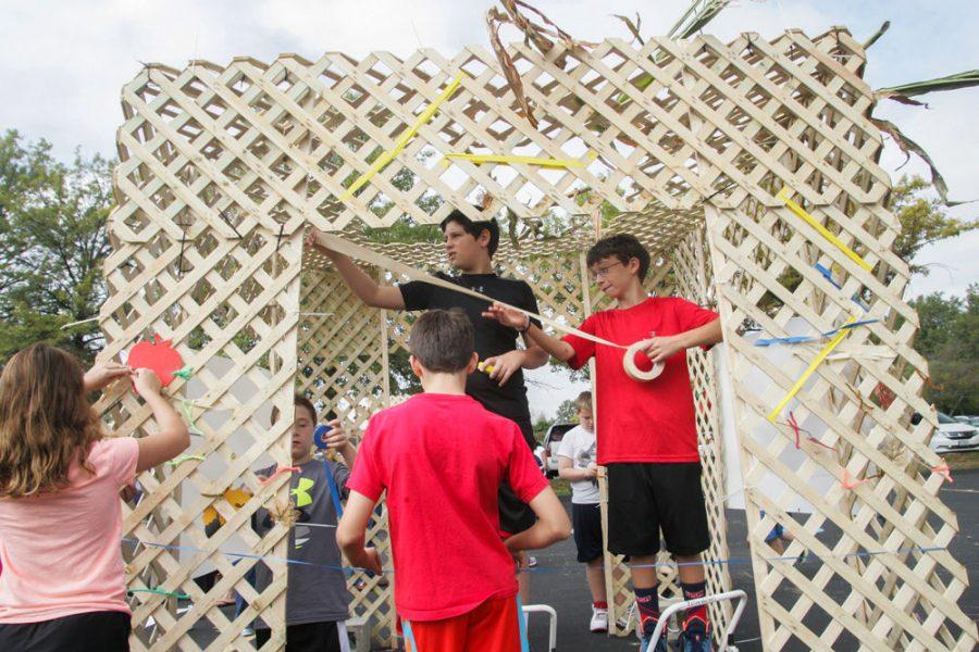 In this 2015 file photo, students at Congregation Shaare Emeth’s religious school build and decorate a sukkah. Photo: Mike Sherwin