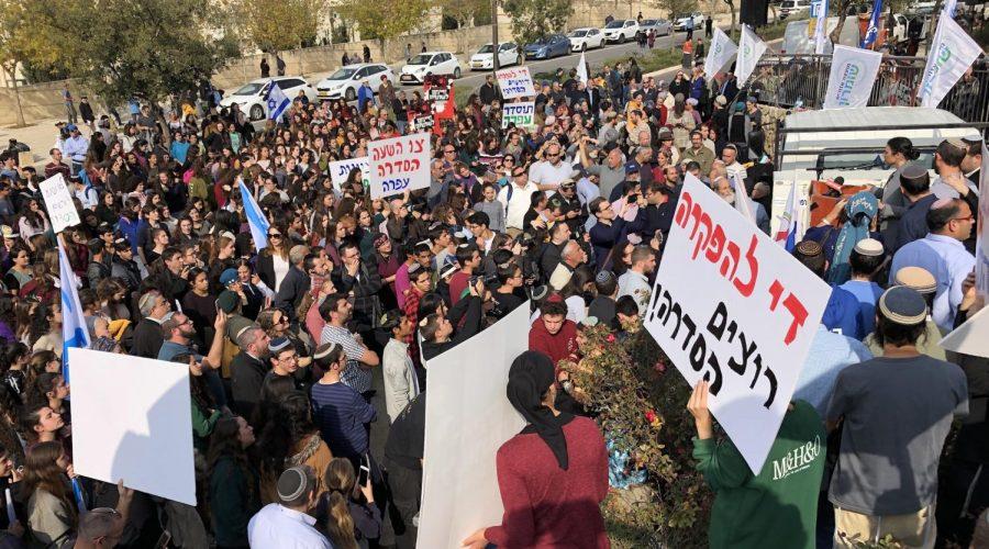 Hundreds of settlers, joined by members of the Israeli cabinet, protested outside of the prime minister’s office in Jerusalem, Dec. 16, 2018. (Sam Sokol)