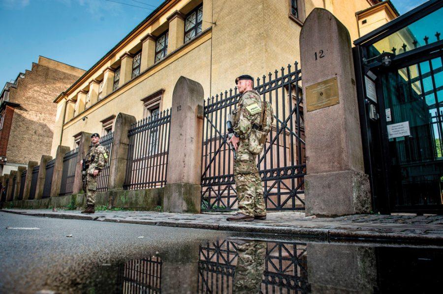 Danish soldiers guard the Jewish Synagogue in Copenhagen, Denmark, on September 29, 2017. Danish soldiers took to the streets of Copenhagen for the first time on Friday, September 29, 2017, replacing the police to protect the synagogue and the Israeli embassy which have been guarded ever since two deadly 2015 attacks. / AFP PHOTO / SCANPIX DENMARK / Mads Claus Rasmussen / Denmark OUT 